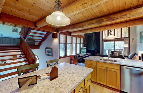 Sunriver Condo | Lodge-Style Stay with A/C, Patio & Golf Views