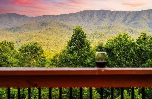 Pittman Center Cabin | Lodge | Views | OctDeals | GmRm| HotTub | FirePit