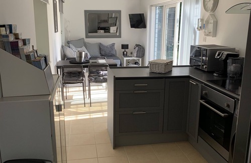 New Forest District Ski Chalet | Lodge With Private Garden In Country Village - Pets Welcome