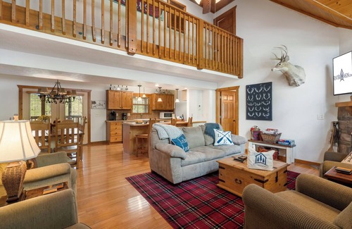 Reeds Spring Cabin | Lodge with Screened-In Porch, Free Wifi, Golf Course At Your Fingertips, Gated Community!