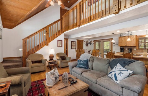 Reeds Spring Cabin | Lodge with Screened-In Porch, Free Wifi, Golf Course At Your Fingertips, Gated Community!