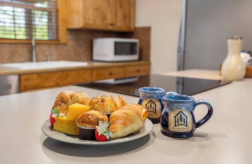 Reeds Spring Cabin | Lodge with Screened-In Porch, Free Wifi, Golf Course At Your Fingertips, Gated Community!
