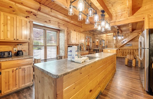 Pigeon Forge Cabin | Lodge with Two Hot Tubs, Game Room & Shared Pool - Free Attraction Tickets
