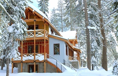 Serene Lakes House | Lodgepole Pine House an Ecologically Designed Vacation Home.