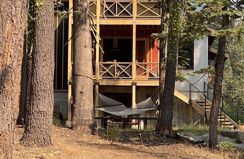 Serene Lakes House | Lodgepole Pine House an Ecologically Designed Vacation Home.