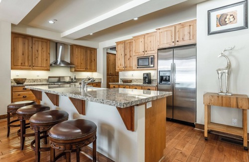 Mammoth Lakes Condo | Lodges Condo w Mountain Views Spa 620