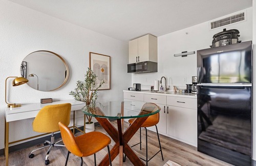 Greenway Plaza-Upper Kirby Apartment | Lodgeur | Stylish studio stay | Upper Kirby