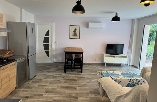Plan-d'Orgon Apartment | Lodging in the middle of the meadows (Alpilles, Eygalières, Provence), pets welcome