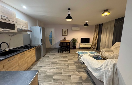 Plan-d'Orgon Apartment | Lodging in the middle of the meadows (Alpilles, Eygalières, Provence), pets welcome
