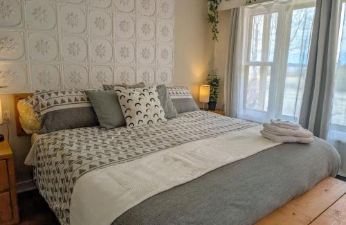 Ste Anne de Beaupre Apartment | Loft 10 - 2 min du Bord de l'eau Foyer & Barbecue