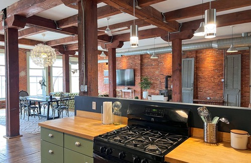 Cleveland House | LOFT 40 Swanky Urban Retreat w/ample space 6,000sq/ft, minutes from Downtown