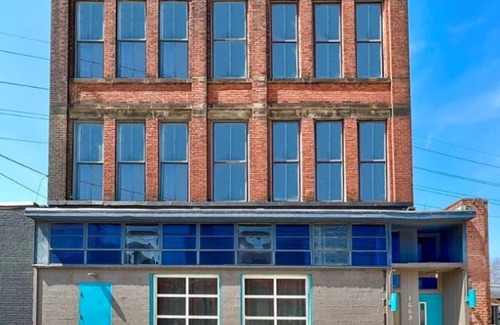 Cleveland House | LOFT 40 Swanky Urban Retreat w/ample space 6,000sq/ft, minutes from Downtown
