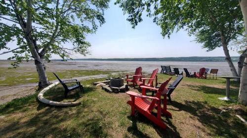 Ste Anne de Beaupre Apartment | Loft 6 - 2 min du Bord de l'eau Foyer & Barbecue