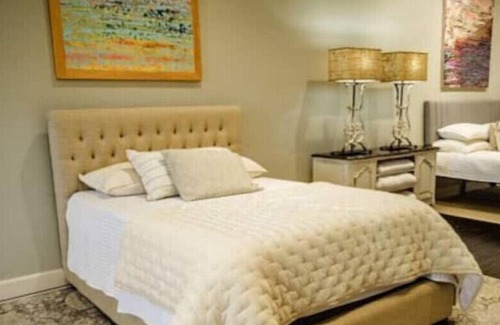 Granbury Apartment | Loft above the Historic Granbury Square