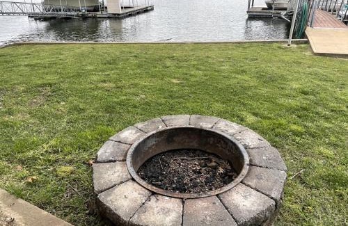 Gravois Mills Apartment | Loft , boat dock, 2 bedrooms , pet friendly