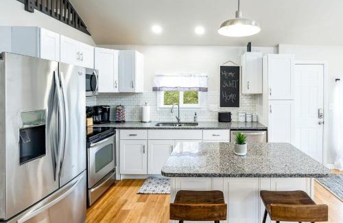 Sleepy Hollow House | Loft Cabin w, Hot Tub, Fire Pit, Huge Deck & WiFi!