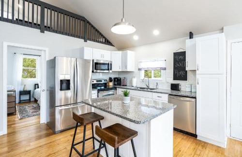 Sleepy Hollow House | Loft Cabin w, Hot Tub, Fire Pit, Huge Deck & WiFi!