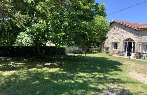 Desaignes House | Loft in the Château's sheepfold in a green setting