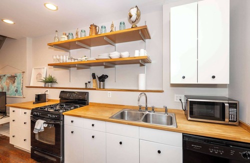 Pendleton Condo | Loft Life Pendleton 2 – Chic Downtown Condo for 4!