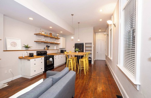 Pendleton Condo | Loft Life Pendleton 2 – Chic Downtown Condo for 4!