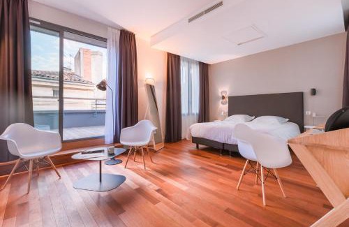 Hotel de Ville - Quinconces Bed & Breakfast | LOFT luxe hyper centre: terrasse/piscine/salle de sport