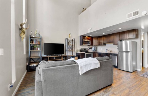 Gililland Apartment | Loft near ASU+Mill Ave | King Bed | Pool+Spa+Gym