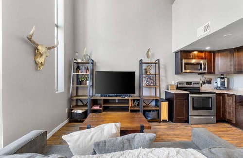 Gililland Apartment | Loft near ASU+Mill Ave | King Bed | Pool+Spa+Gym