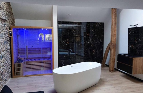 Basse-Bodeux Apartment | Loft noir (baignoire balnéo et sauna)