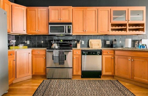 Downtown Nashville Apartment | Loft Over Broadway Strip