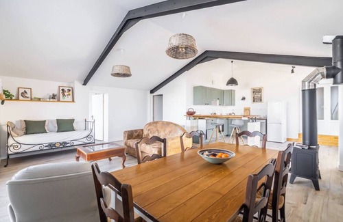 Saint-Genes-de-Castillon Apartment | Loft perched on the heights of Saint Emilion.