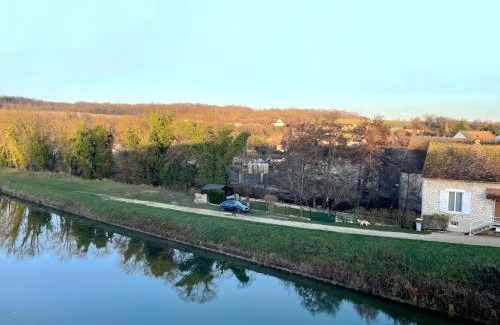 Moret-sur-Loing Apartment | Loft renové avec Mezzanine - Vue sur le Loing - Commerces à pied