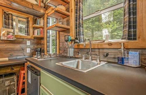 Sherwood Cabin | Lofted Waterfront Fun w/BBQ Unique Northwest Vacation Rentals