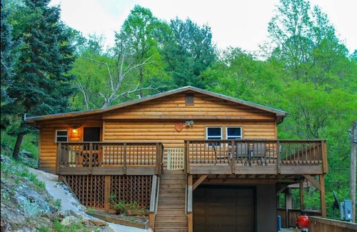 Stanley Cabin | Log Cabin and Treehouse