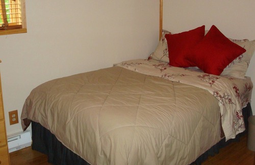 Eagle River Ski Chalet | Log Cabin Chalet/Spectacular Mtn. Scenery 3Bdrm/2 ba $239 Summer/$195.00 Winter