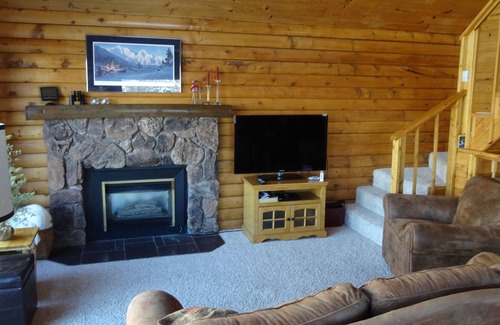 Eagle River Ski Chalet | Log Cabin Chalet/Spectacular Mtn. Scenery 3Bdrm/2 ba $239 Summer/$195.00 Winter