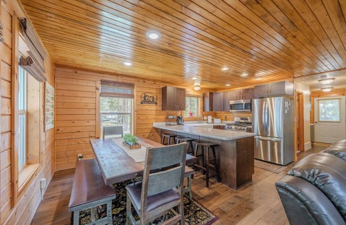 Island Park Cabin | Log Cabin, Close to Yellowstone, Family Friendly, Sleeps 10, Wi-Fi
