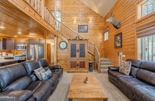 Island Park Cabin | Log Cabin, Close to Yellowstone, Family Friendly, Sleeps 10, Wi-Fi