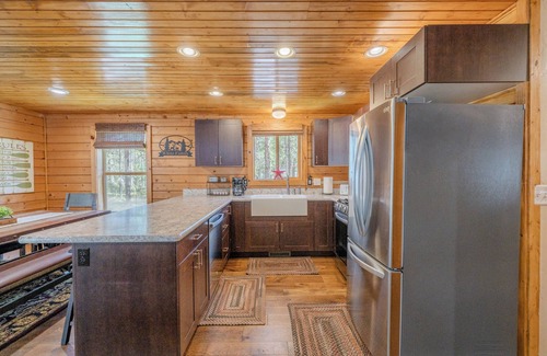 Island Park Cabin | Log Cabin, Close to Yellowstone, Family Friendly, Sleeps 10, Wi-Fi