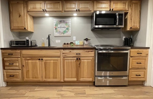 Port Angeles House | Log Cabin Daylight Basement Family Fun Center, Hot Tub, Free EV Charging