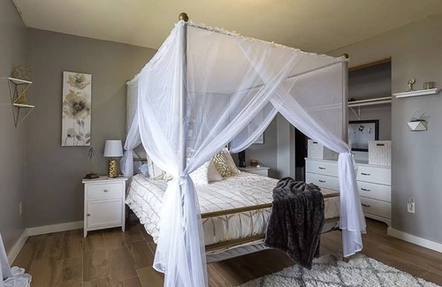 Port Angeles House | Log Cabin Daylight Basement Family Fun Center, Hot Tub, Free EV Charging