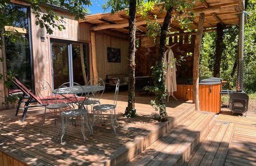 Cahuzac-sur-Vere Cabin | Log Cabin-Deluxe-Ensuite with Shower-Countryside view