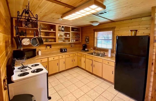 Valley Mills Cabin | Log Cabin Escape at D~Oasis Ranch