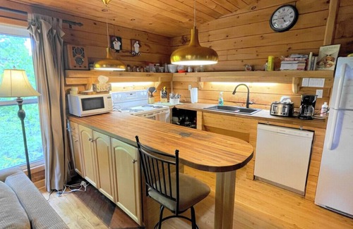 L'Amable Apartment | Log Cabin Escape on the Lake
