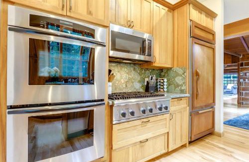 Redwood City House | Log-Cabin Home Retreat - Walk to Restaurants Trails Hiking & Biking