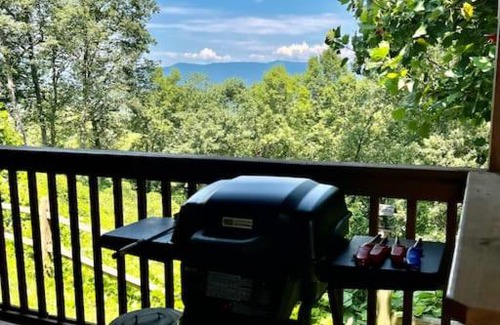 Bryson City House | Log Cabin, Hot Tub and HUGE Mountain Views!
