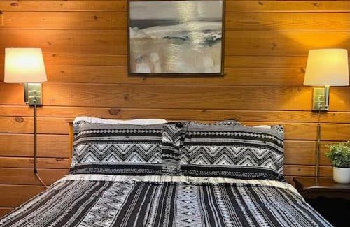 Bryson City House | Log Cabin, Hot Tub and HUGE Mountain Views!