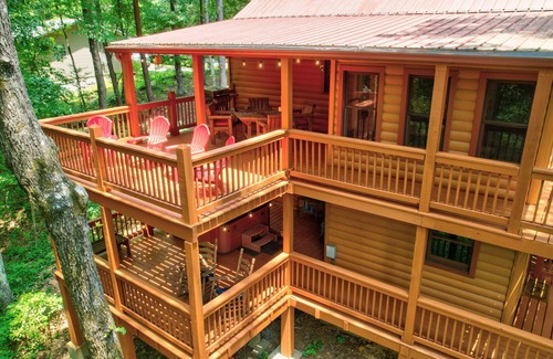 East Ellijay Cabin | Log Cabin : hot tub, pool table, Pac-Man, double decks-kids & dog friendly