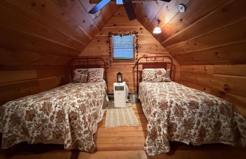 West Jefferson House | Log Cabin, Hot Tub, Secluded Close To Town