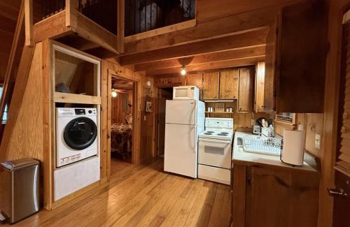 West Jefferson House | Log Cabin, Hot Tub, Secluded Close To Town