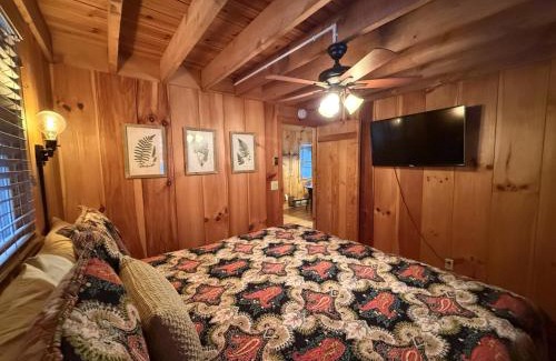 West Jefferson House | Log Cabin, Hot Tub, Secluded Close To Town